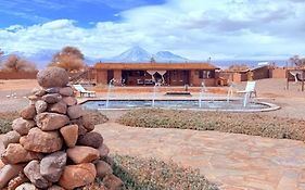 MAKTVB GUESTHOUSE, LODGE en el desierto, con vista al Volcán Licancabur y Piscina Natural en San Pedro de Atacama